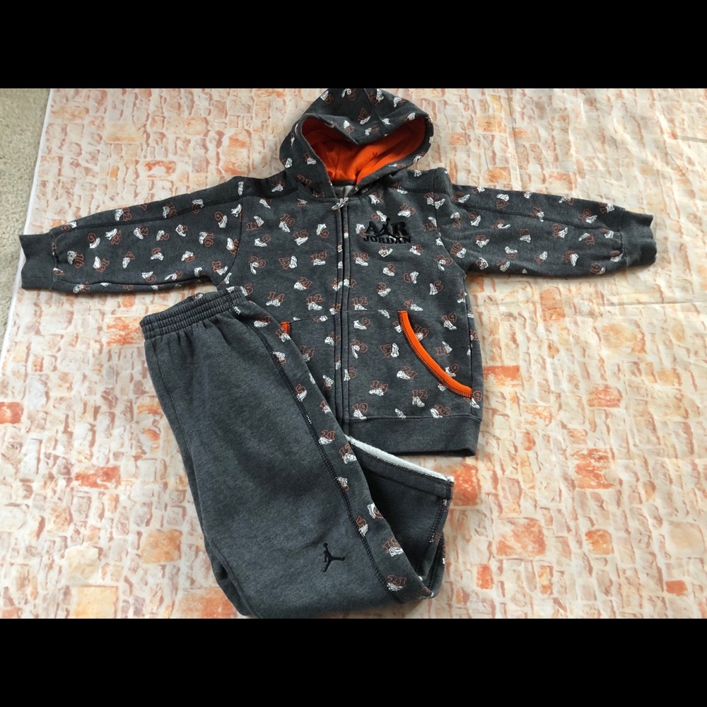 Air Jordan 2 piece sweatsuit Sz 5 print -shoes EUC